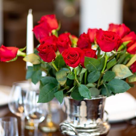 Hotel Le Premier Zagabria Esterno foto Roses in a vase