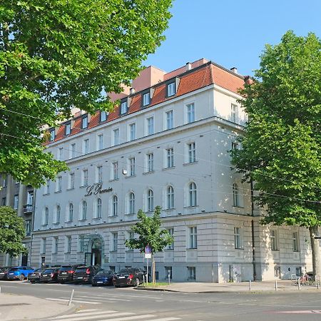 Hotel Le Premier Zagabria Esterno foto The hotel in 2019