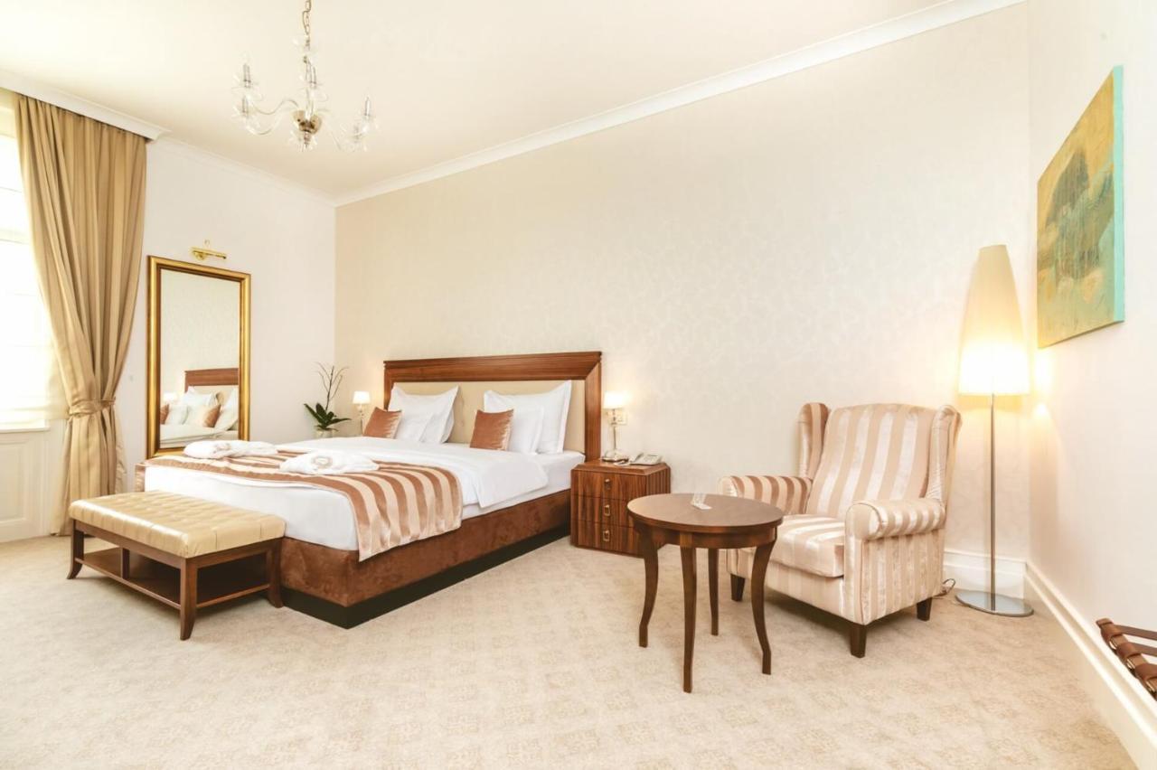 Hotel Le Premier Zagabria Esterno foto A bedroom at the hotel
