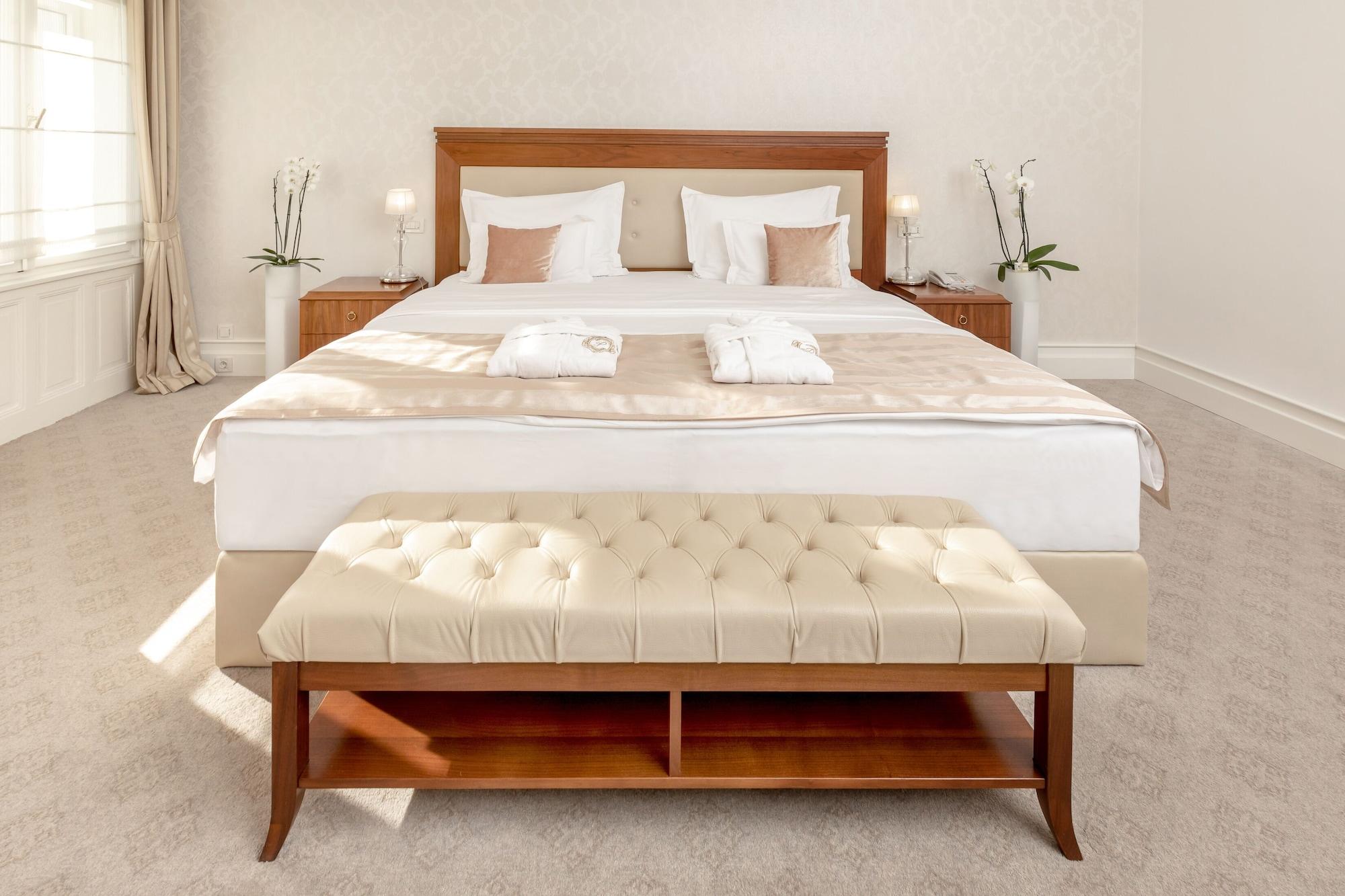 Hotel Le Premier Zagabria Esterno foto A bed