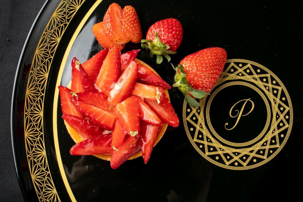 Hotel Le Premier Zagabria Esterno foto A strawberry tart