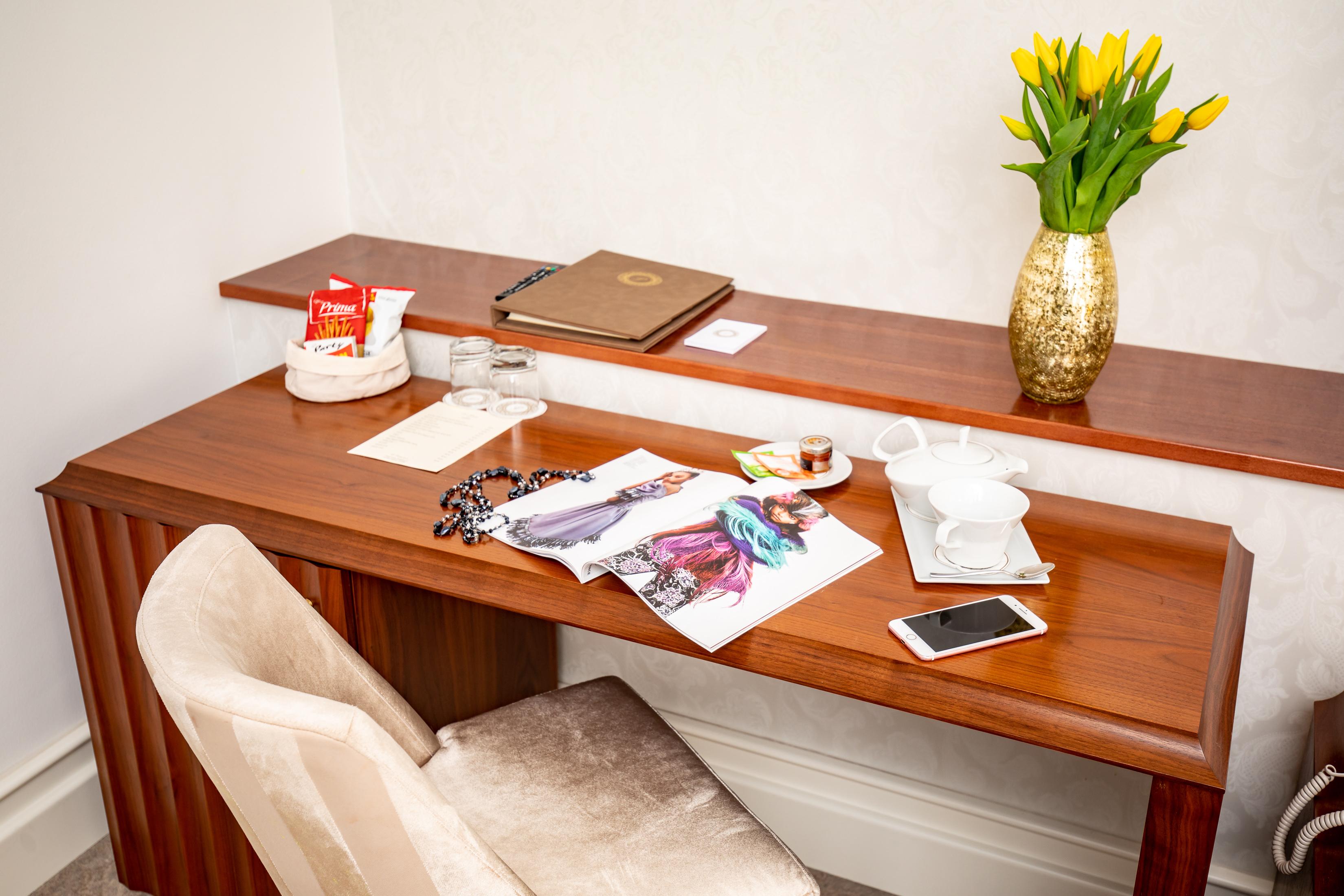 Hotel Le Premier Zagabria Esterno foto A console table