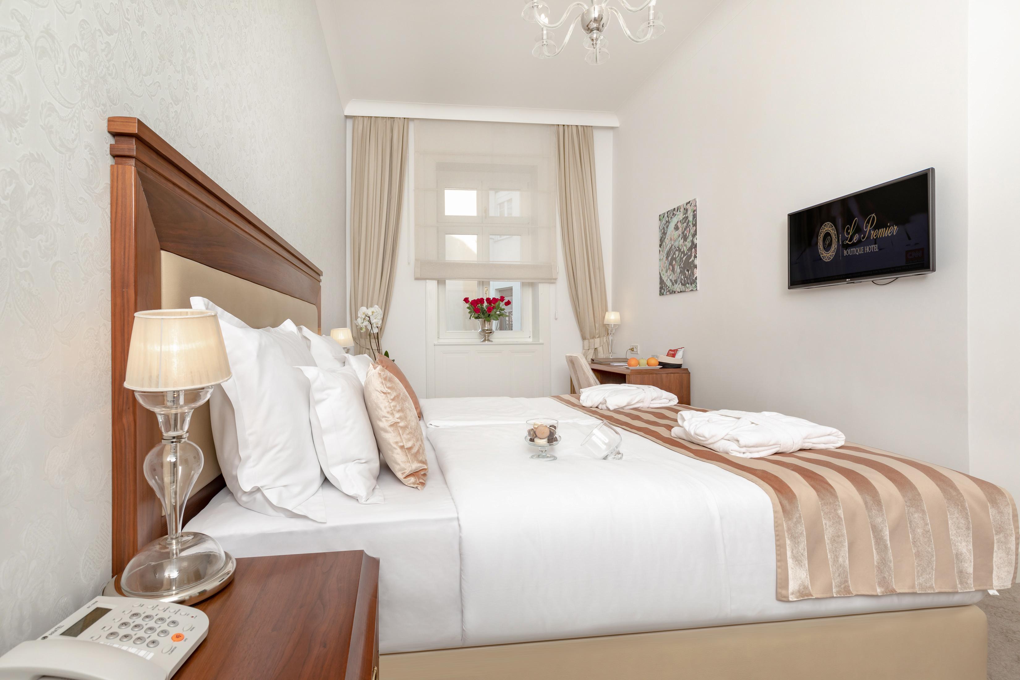 Hotel Le Premier Zagabria Esterno foto A bedroom at the hotel