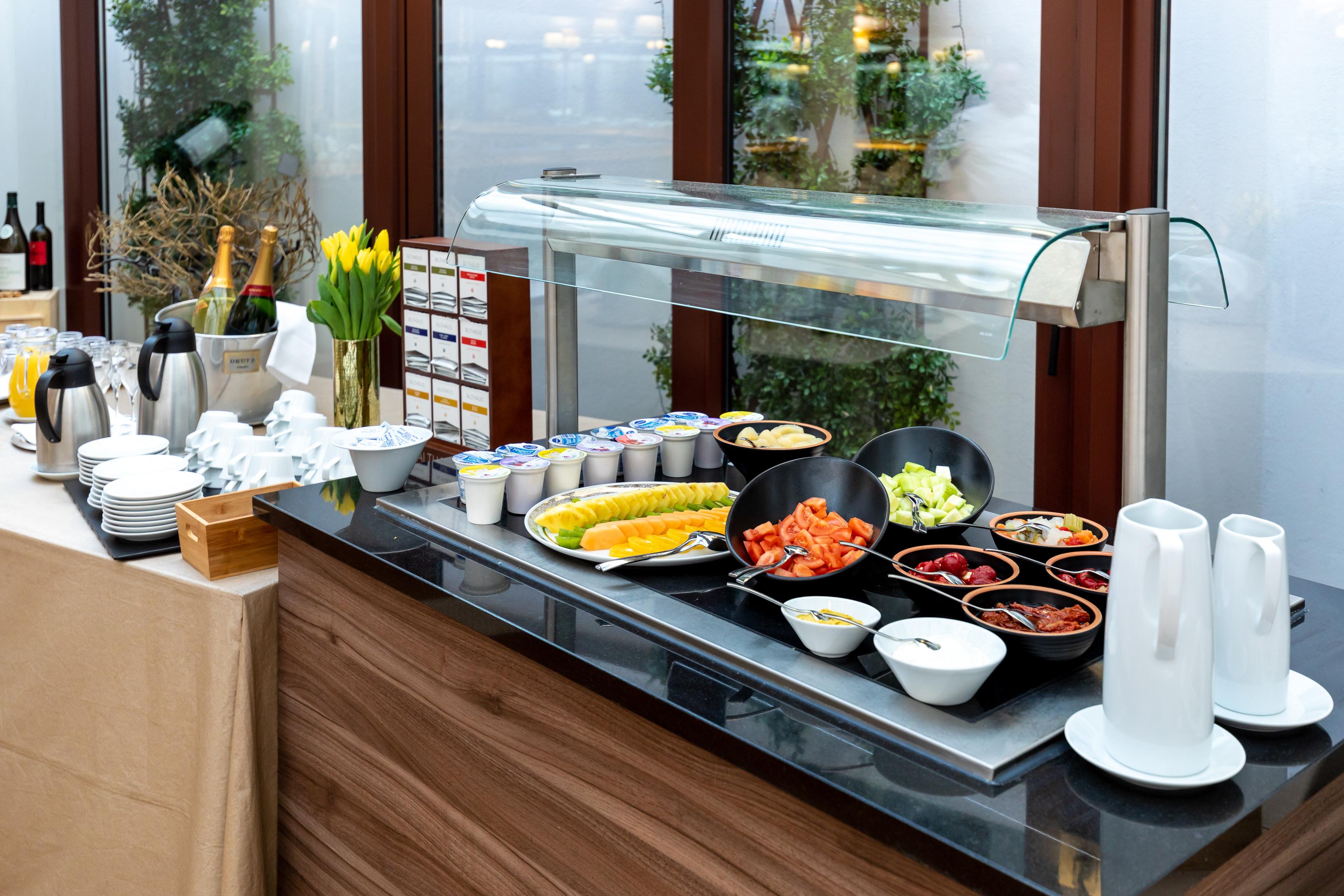 Hotel Le Premier Zagabria Esterno foto A salad bar