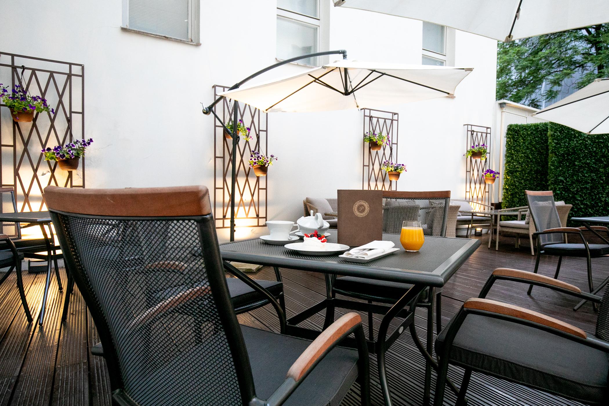 Hotel Le Premier Zagabria Esterno foto The hotel's terrace