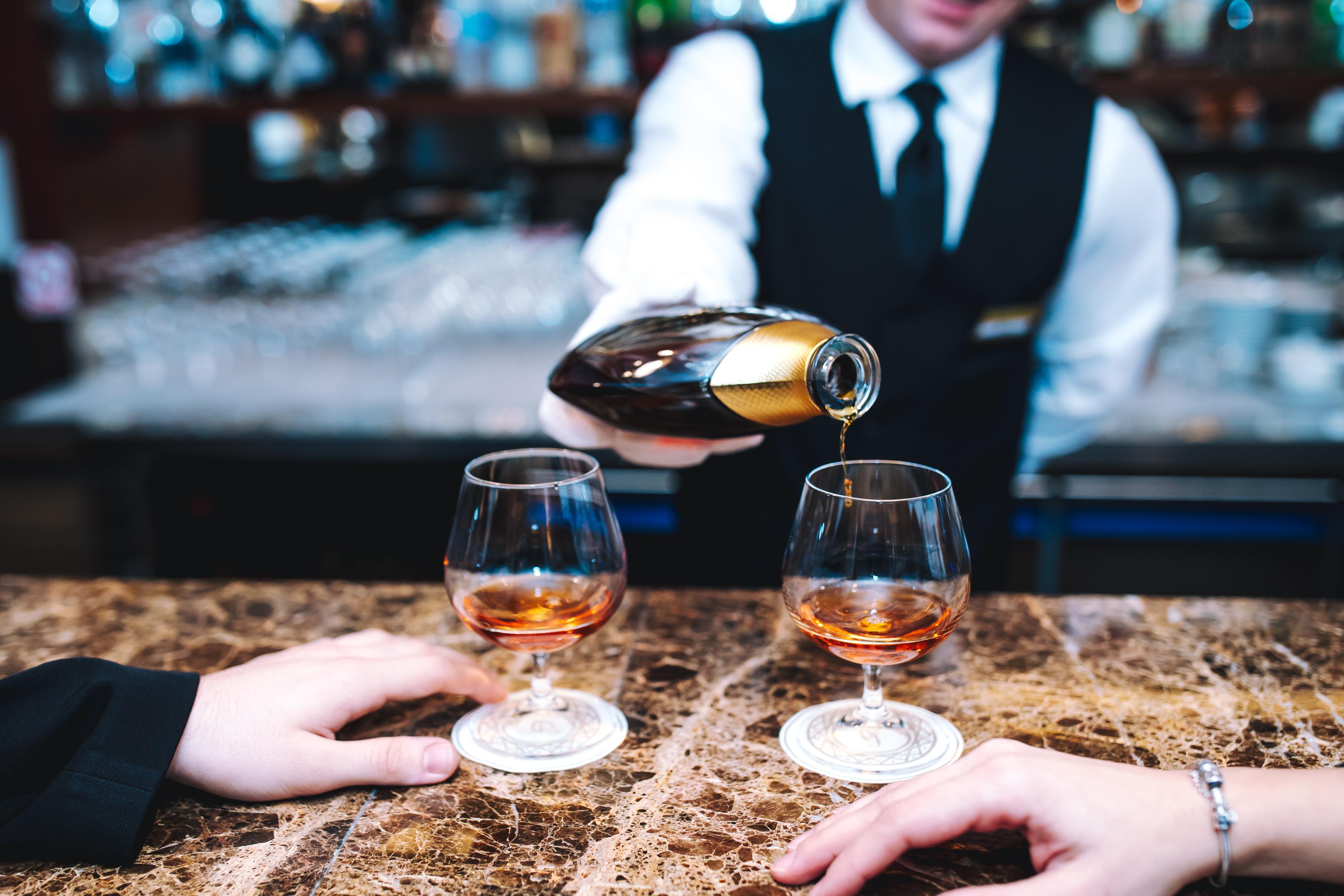 Hotel Le Premier Zagabria Esterno foto A bartender serving cognac