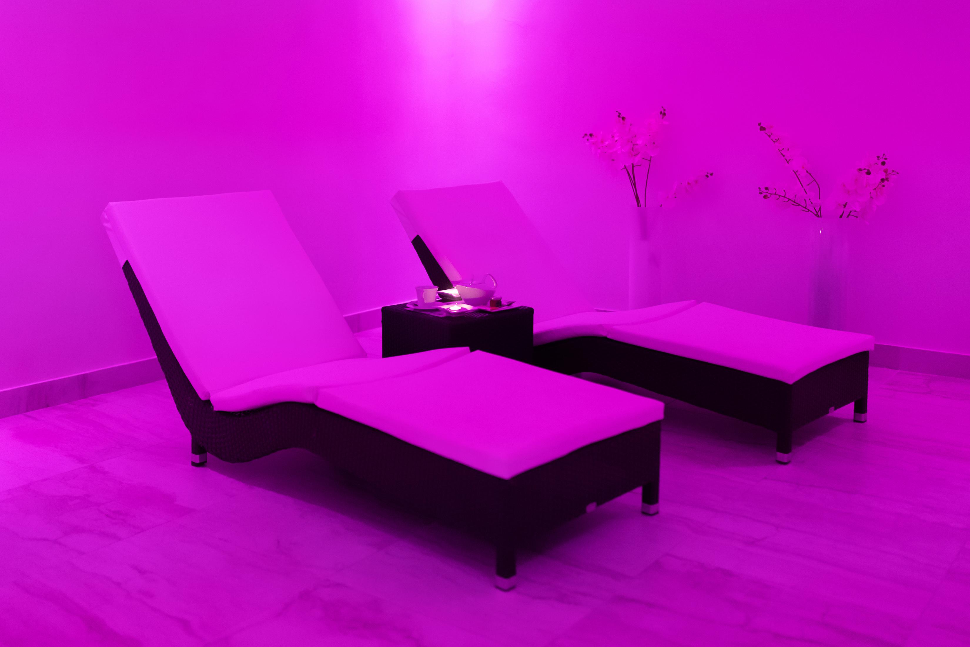 Hotel Le Premier Zagabria Esterno foto A room with purple light