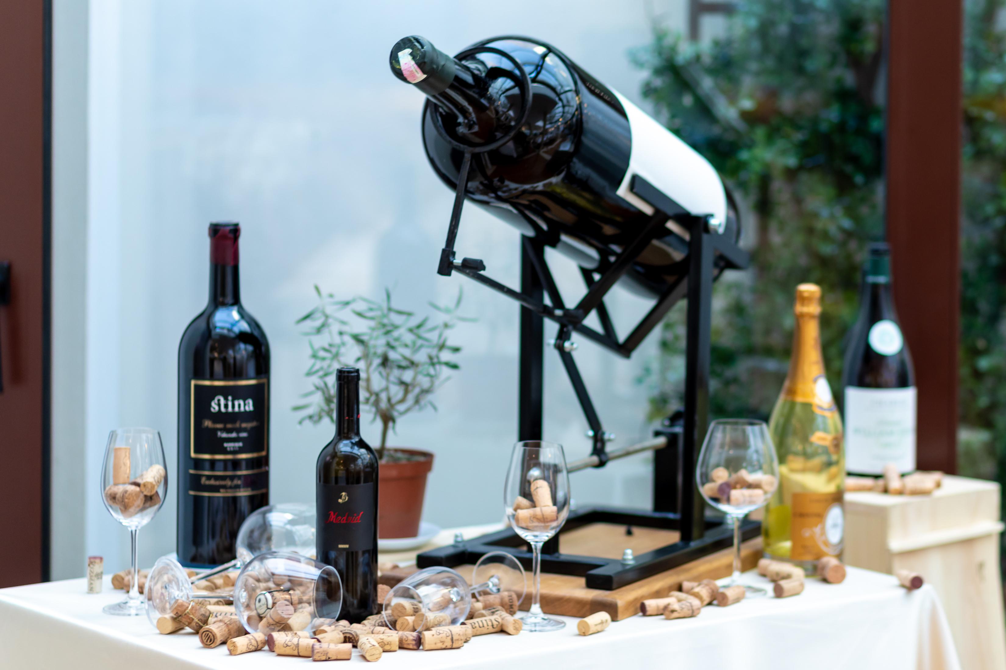 Hotel Le Premier Zagabria Esterno foto Wine carousel