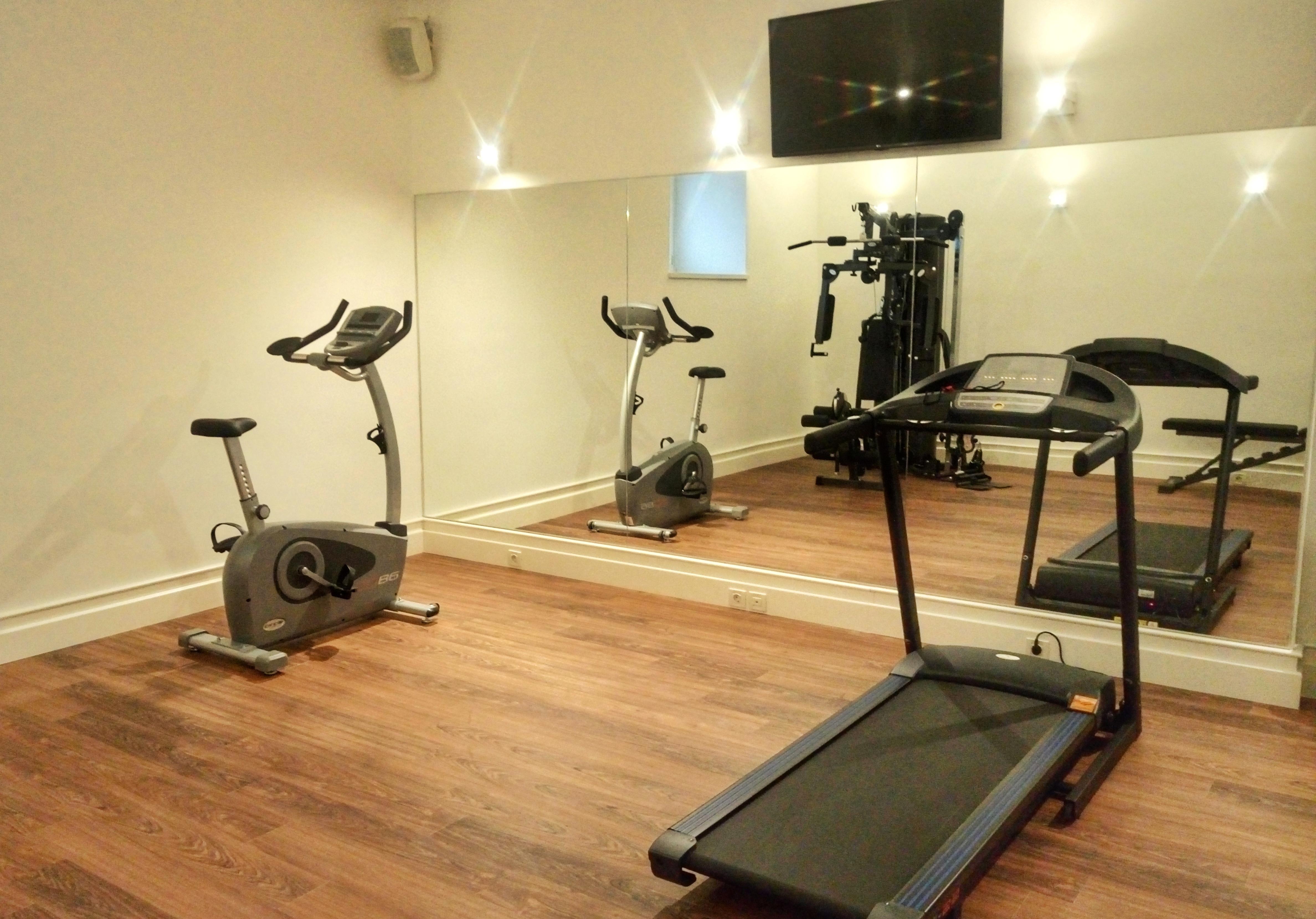 Hotel Le Premier Zagabria Esterno foto A home gym
