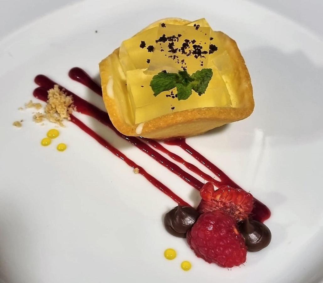 Hotel Le Premier Zagabria Esterno foto A dessert