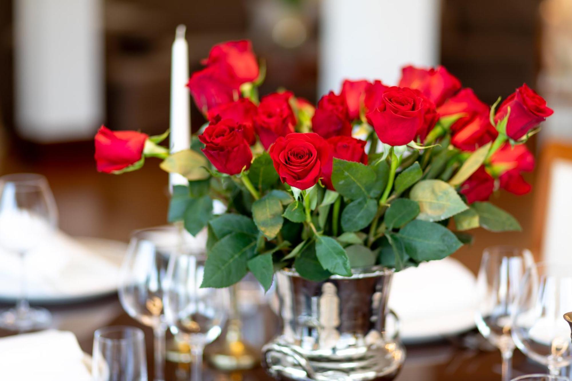 Hotel Le Premier Zagabria Esterno foto Roses in a vase