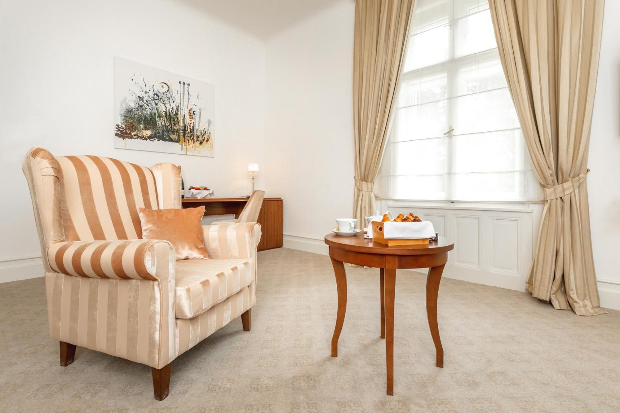 Hotel Le Premier Zagabria Camera foto A room with carpet flooring