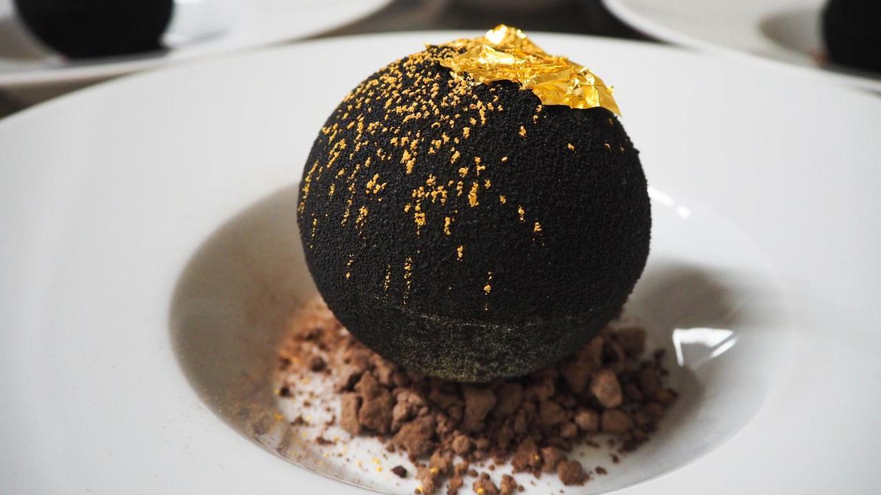 Hotel Le Premier Zagabria Esterno foto A chocolate bomb