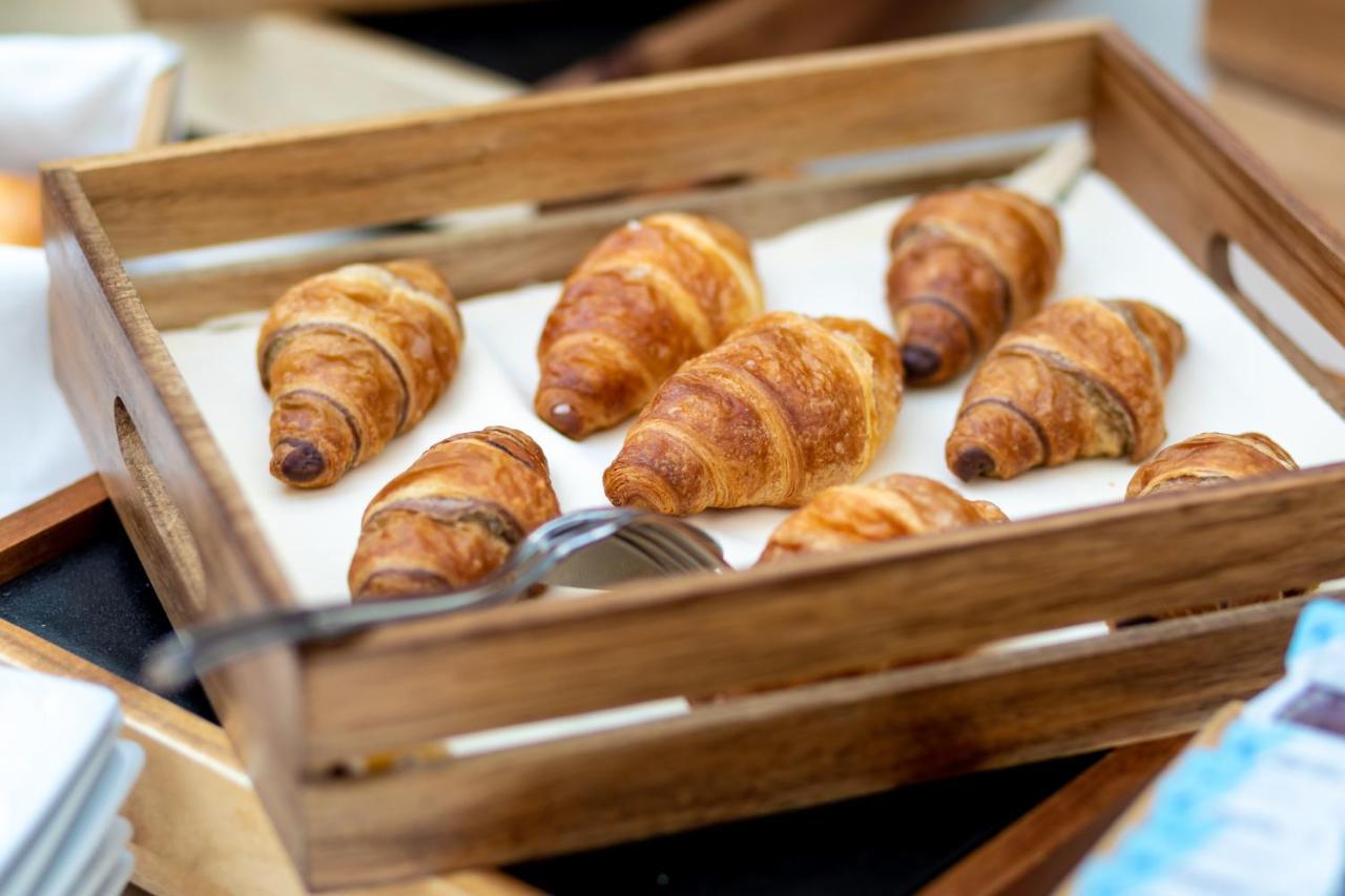 Hotel Le Premier Zagabria Esterno foto Croissants