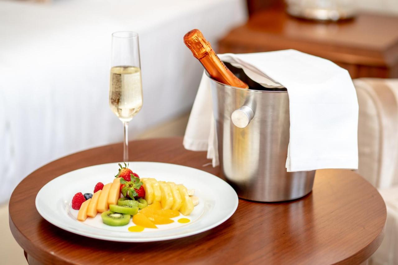 Hotel Le Premier Zagabria Esterno foto A champagne bucket