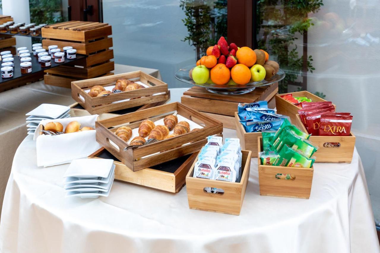 Hotel Le Premier Zagabria Esterno foto A continental breakfast