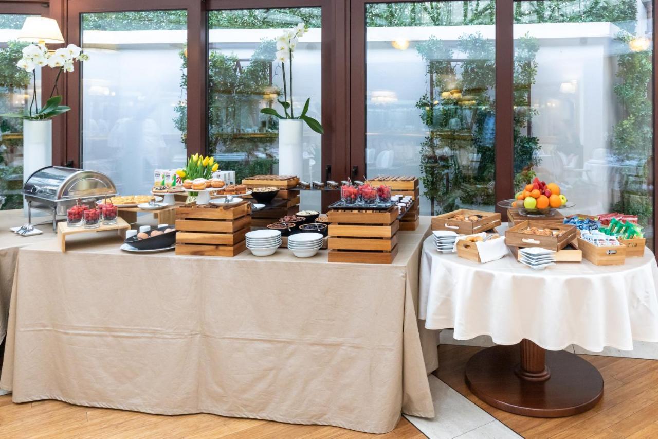 Hotel Le Premier Zagabria Esterno foto A buffet at a hotel