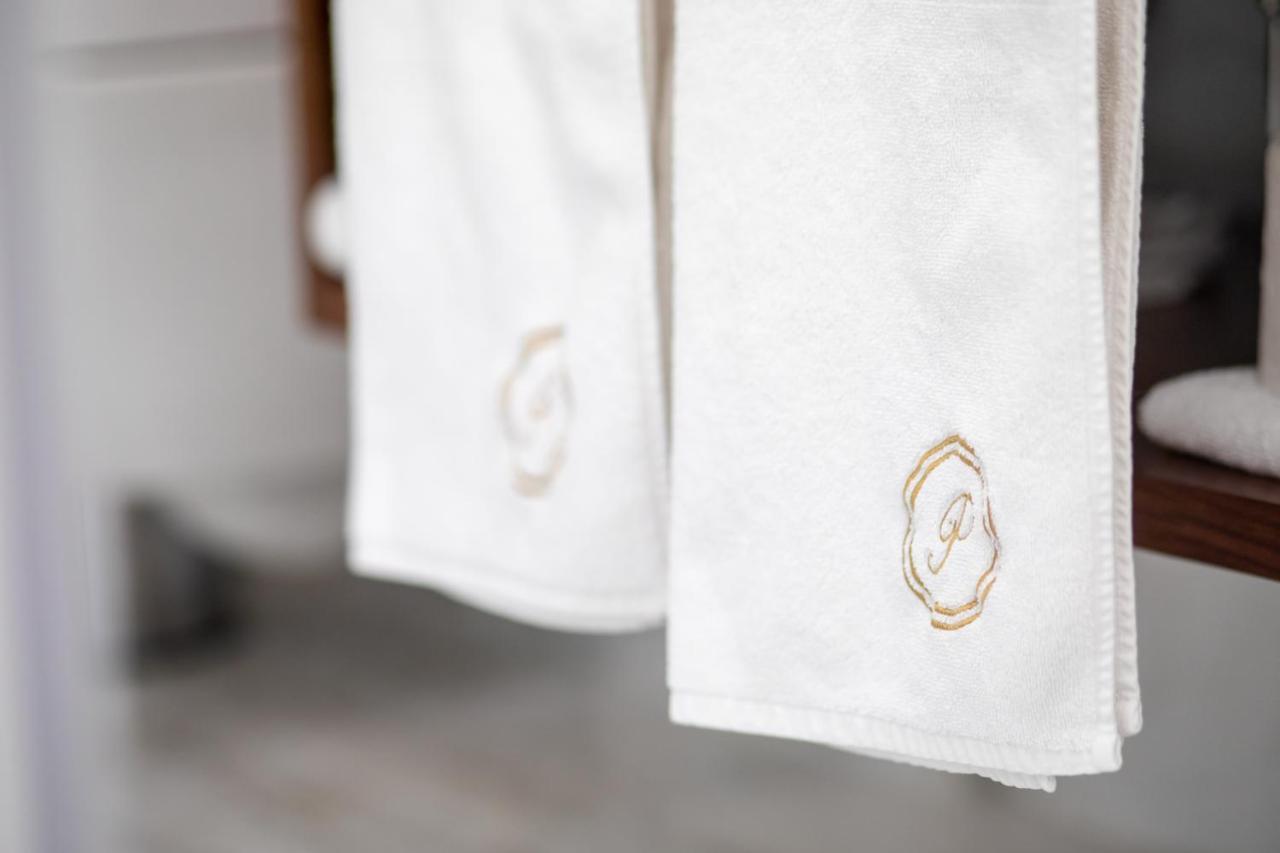 Hotel Le Premier Zagabria Esterno foto Towels