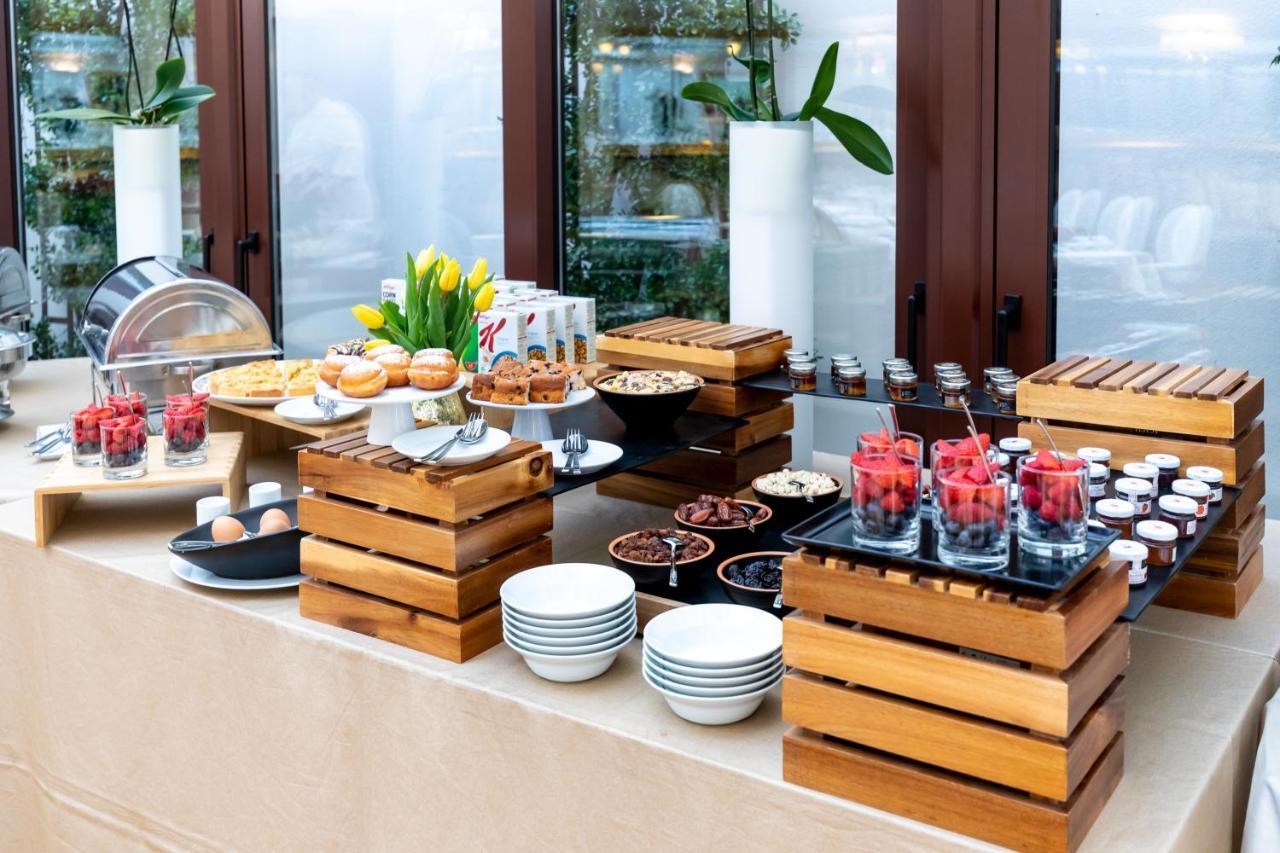 Hotel Le Premier Zagabria Esterno foto A dessert buffet
